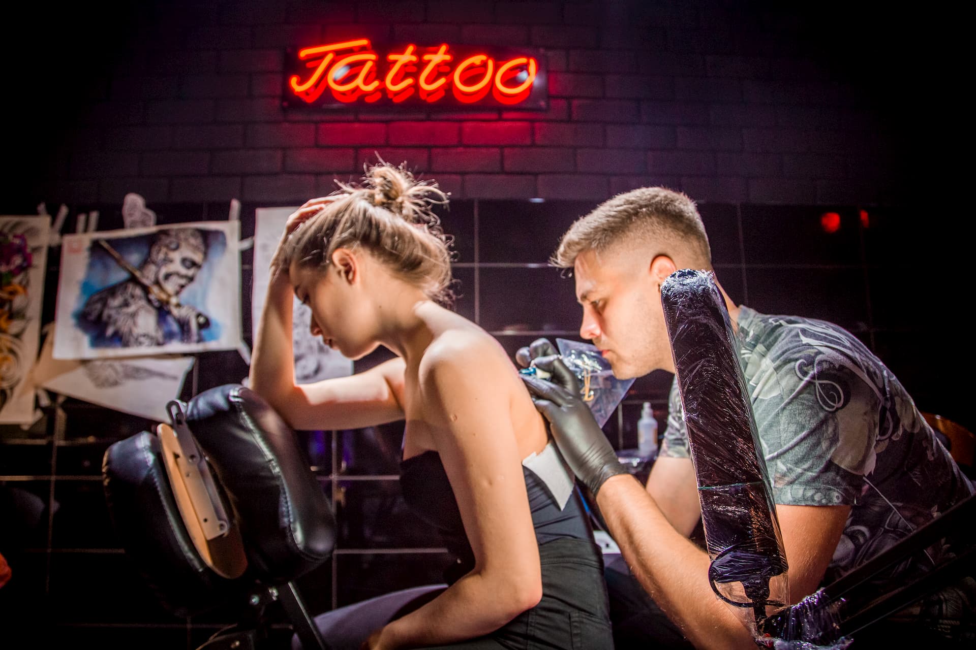 Нанесение татуировки в Oldboy Barbershop