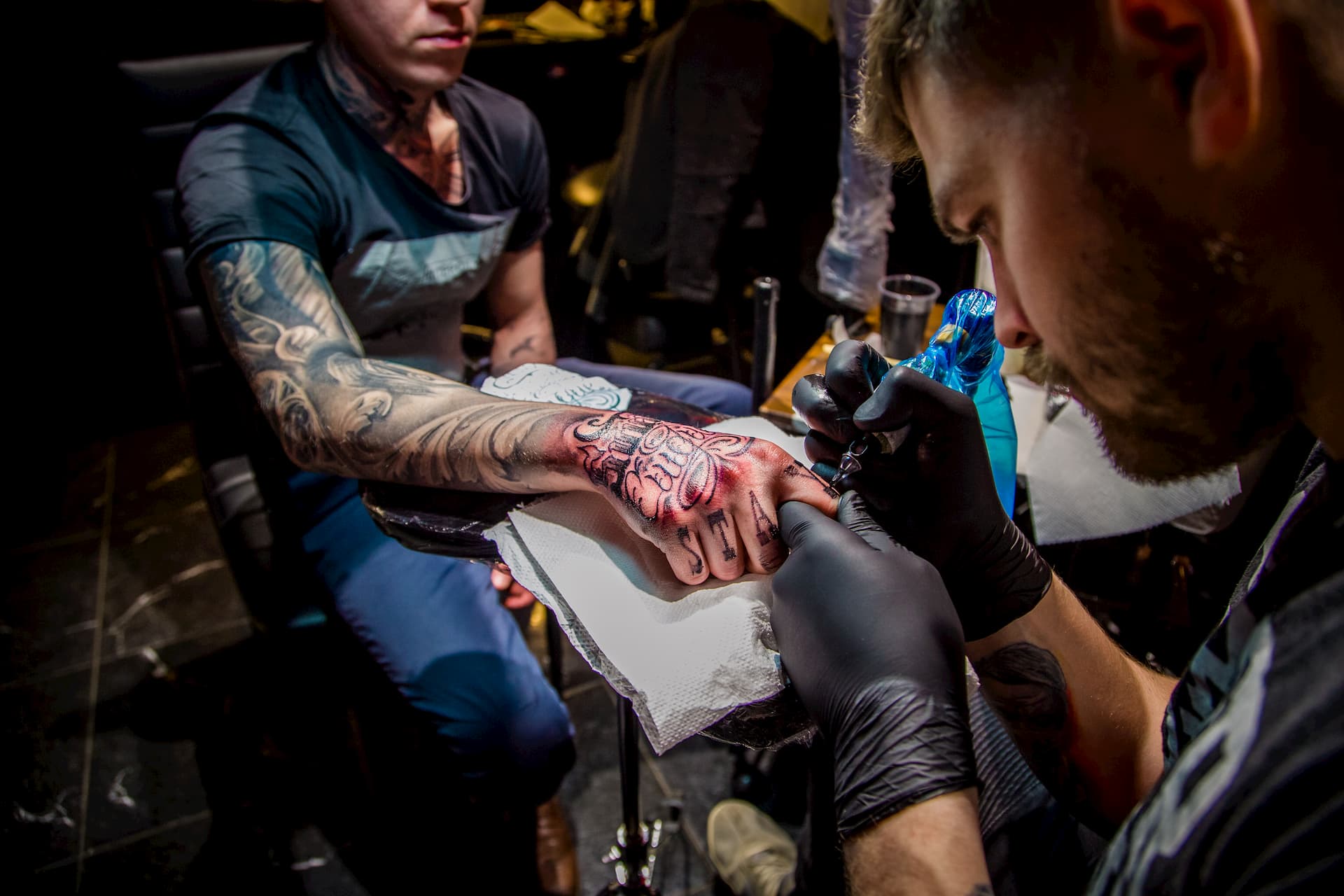 Нанесение татуировки в Oldboy Barbershop